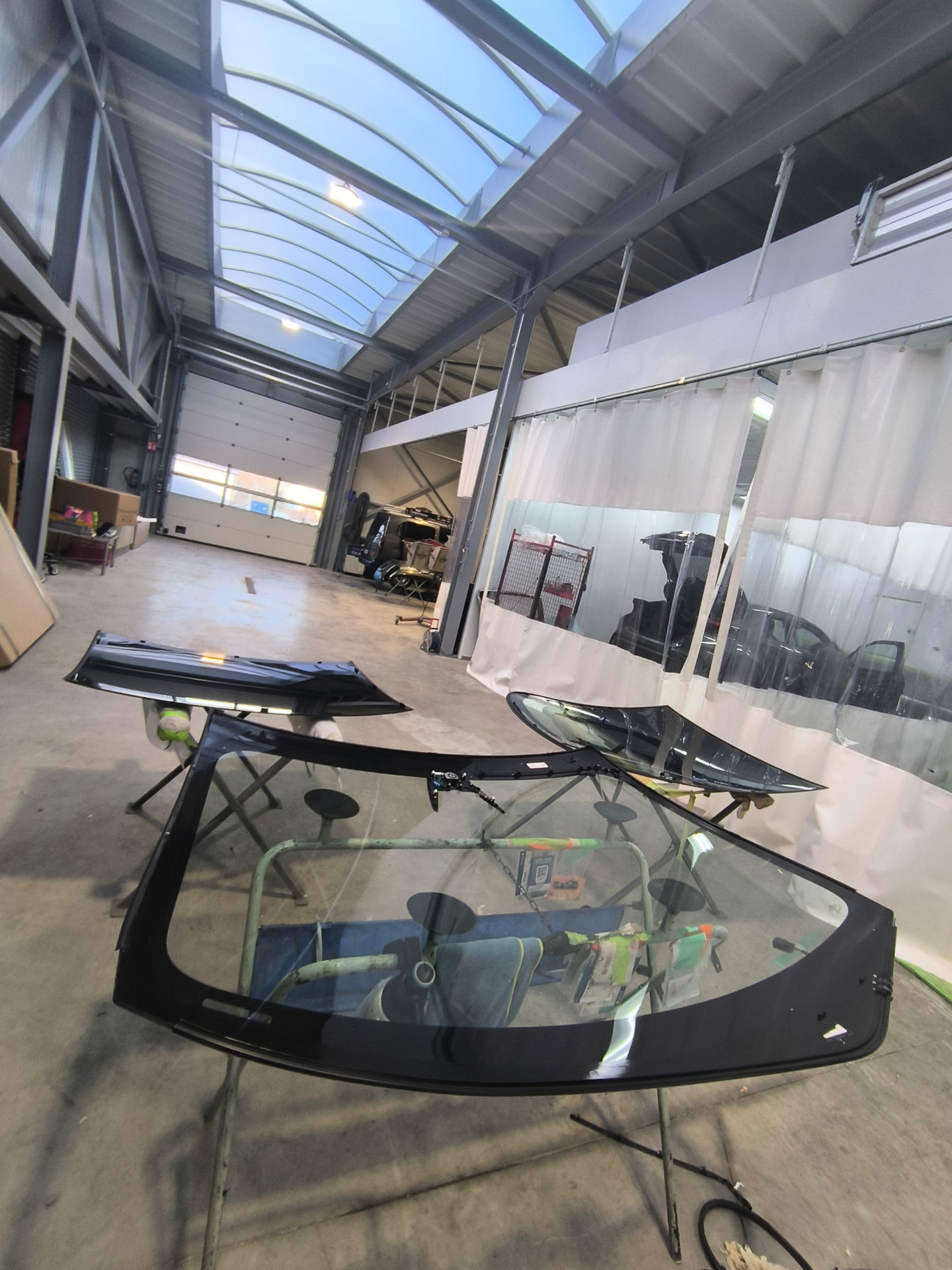 Vitrages de toit panoramique déposés dans l'atelier VitroTech de Couillet